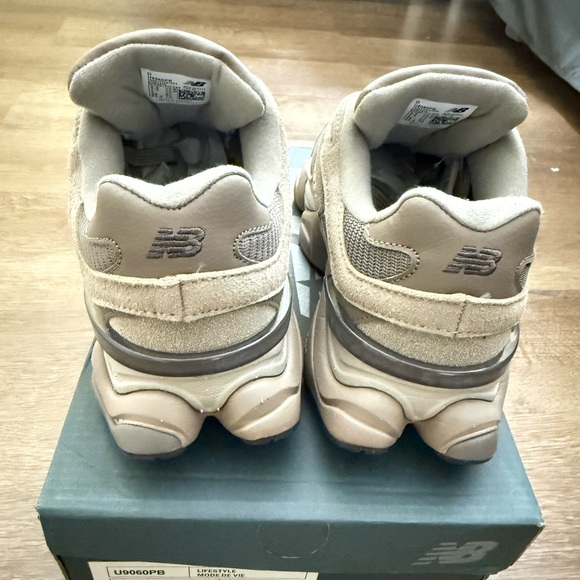 New Balance 9060 Running Shoes Sneakers Womens Size (7.5) - Mens (5.5) - Picture 3 of 8